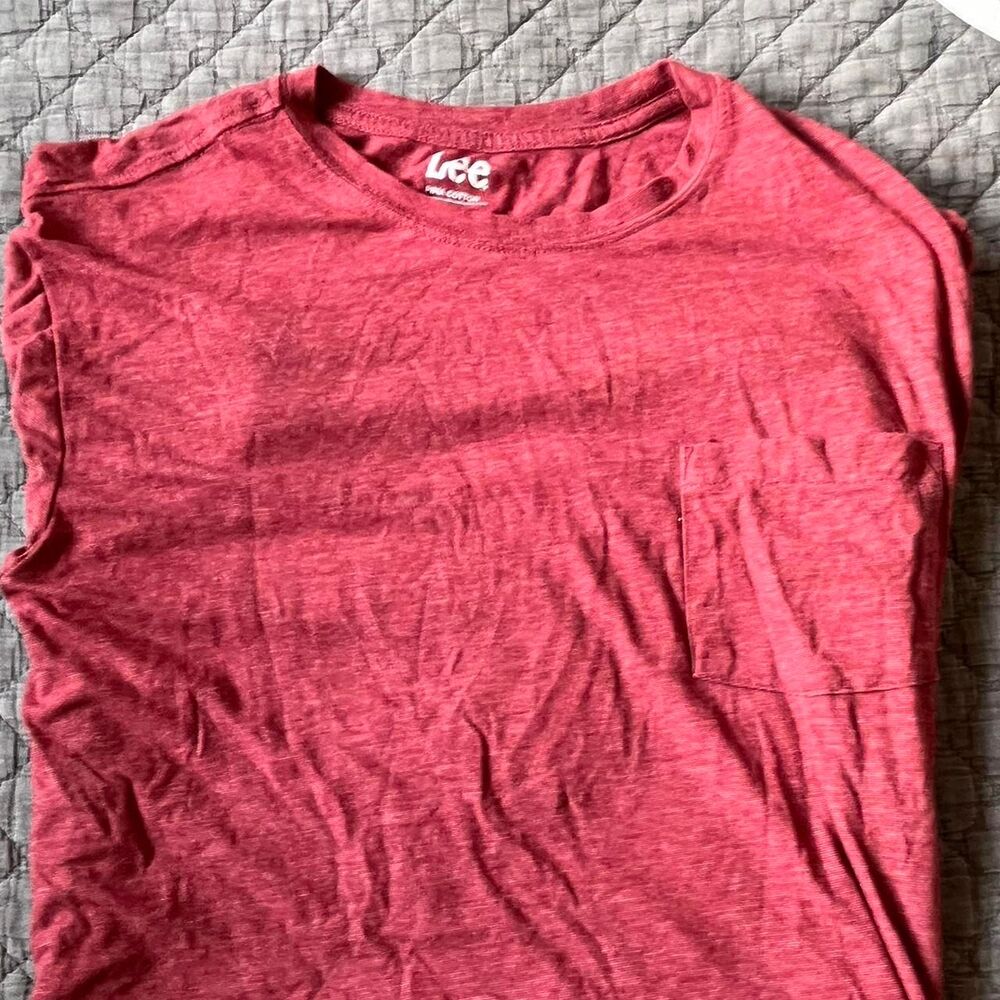 Lee Men's Red and Burgundy T-shirt
